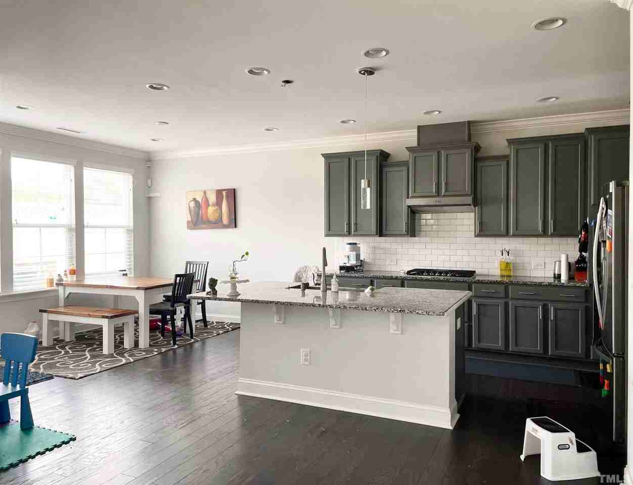 1044 Midvale Ave - Photo 3 of 18