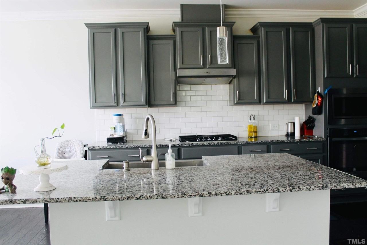 1044 Midvale Ave - Photo 4 of 18
