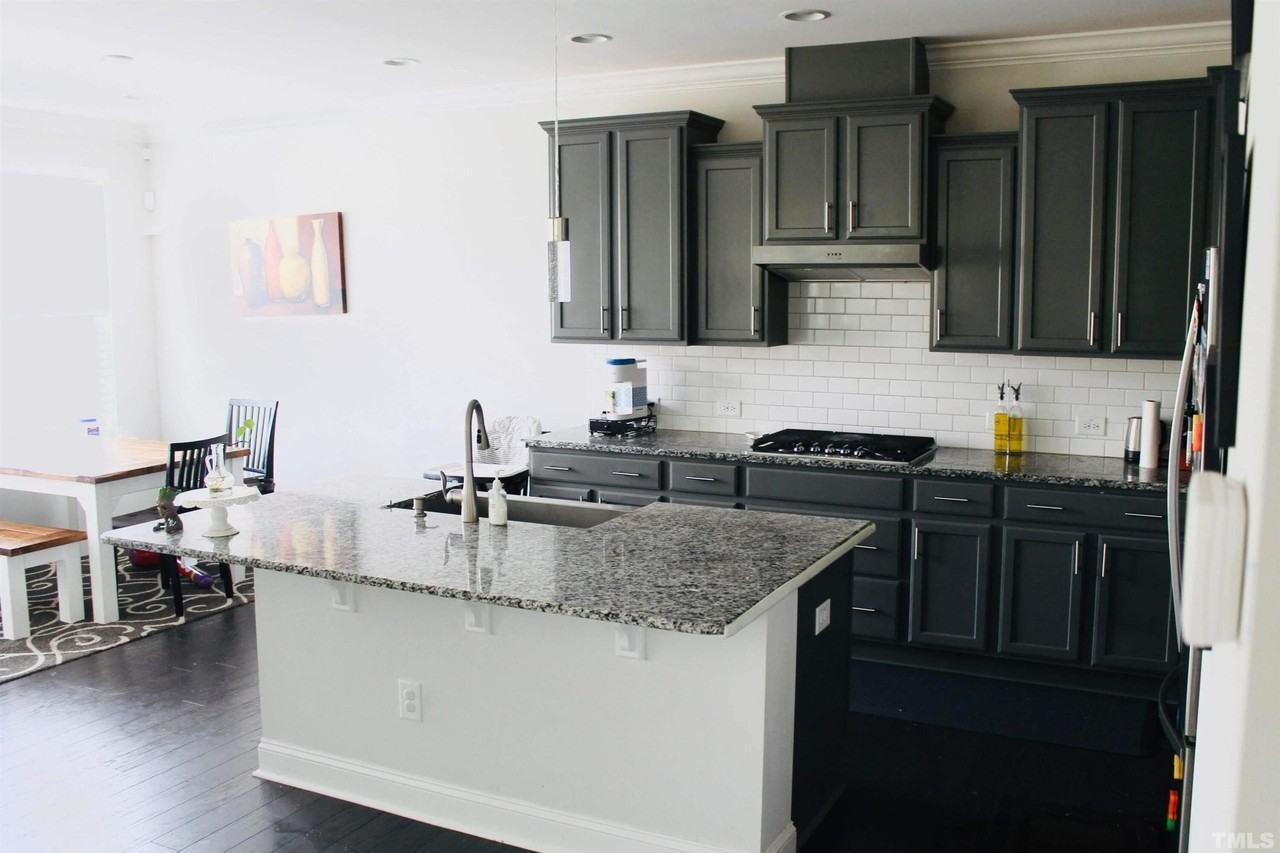 1044 Midvale Ave - Photo 5 of 18