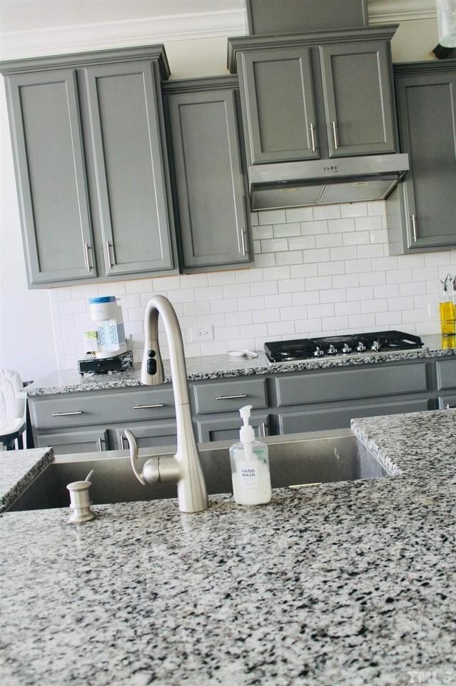1044 Midvale Ave - Photo 6 of 18