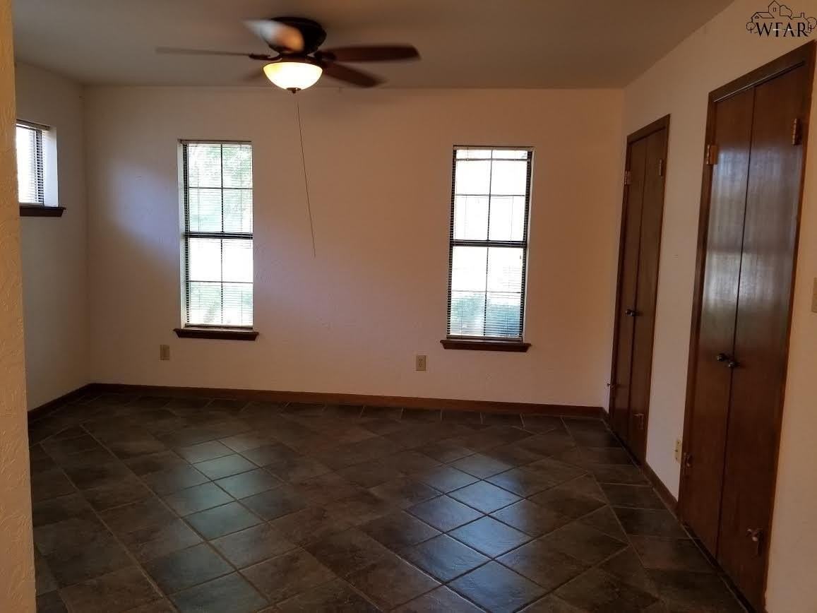 1220 Montgomery St - Photo 4 of 12
