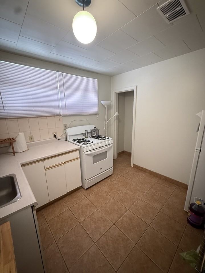 8955 81 Ave Nw - Photo 4 of 34