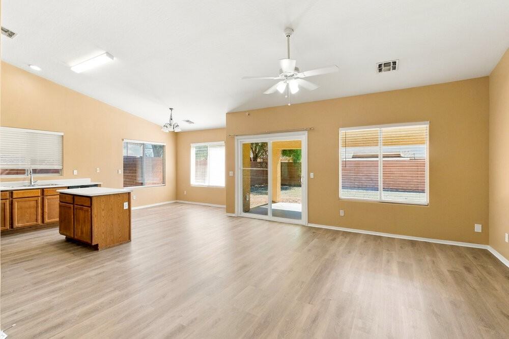 6625 W Gross Ave - Photo 4 of 16
