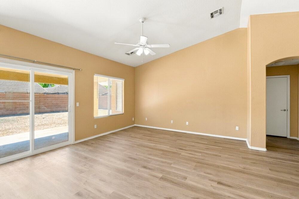 6625 W Gross Ave - Photo 5 of 16