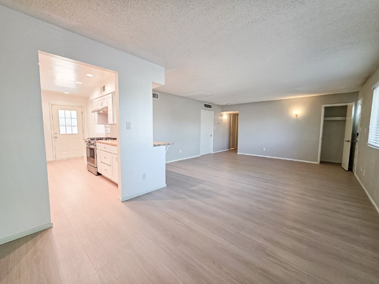1921 N Cavalier Dr - Photo 4 of 18