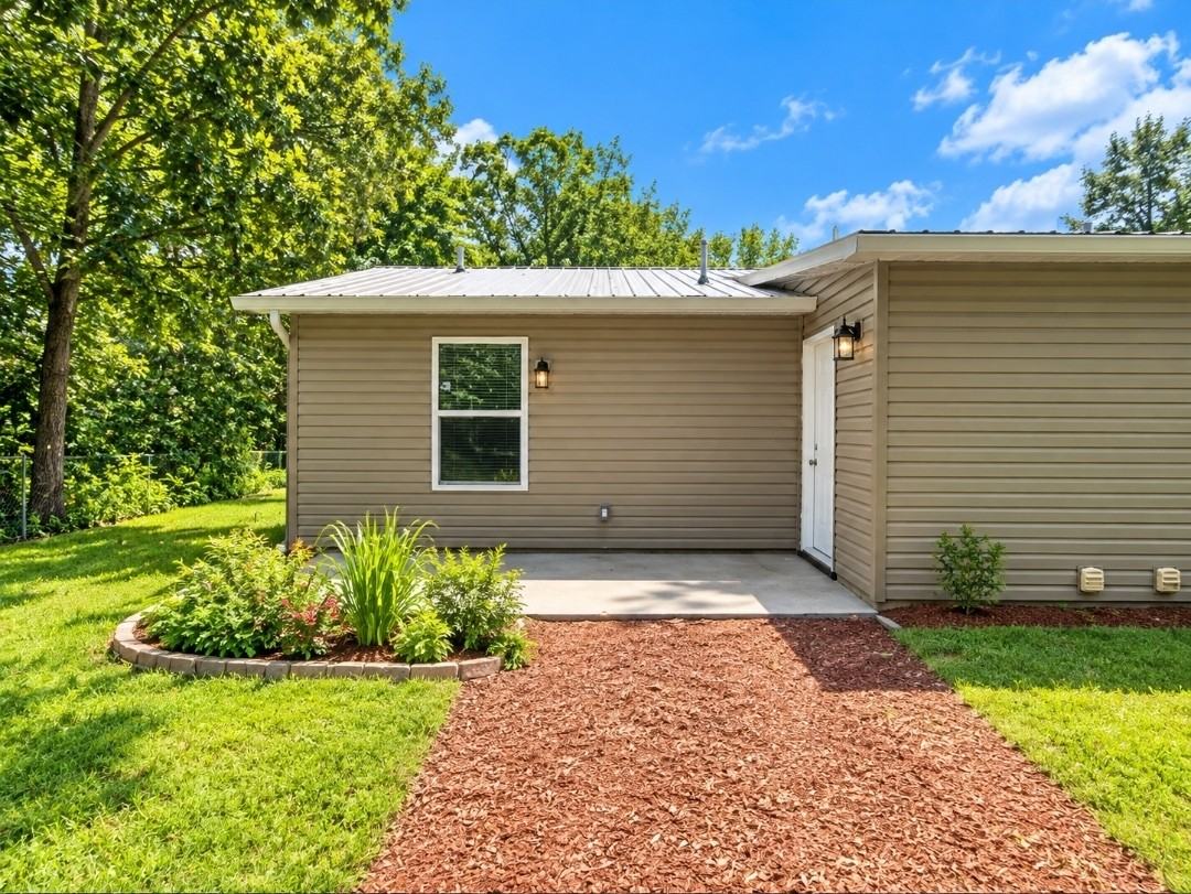 25155 Lavinia Ave #B - Photo 3 of 16