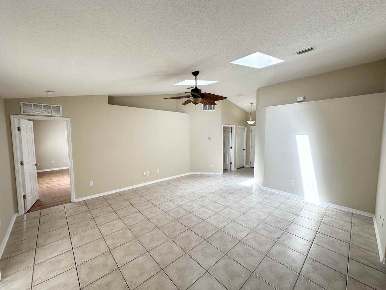 36 Port Royal Dr - Photo 4 of 26