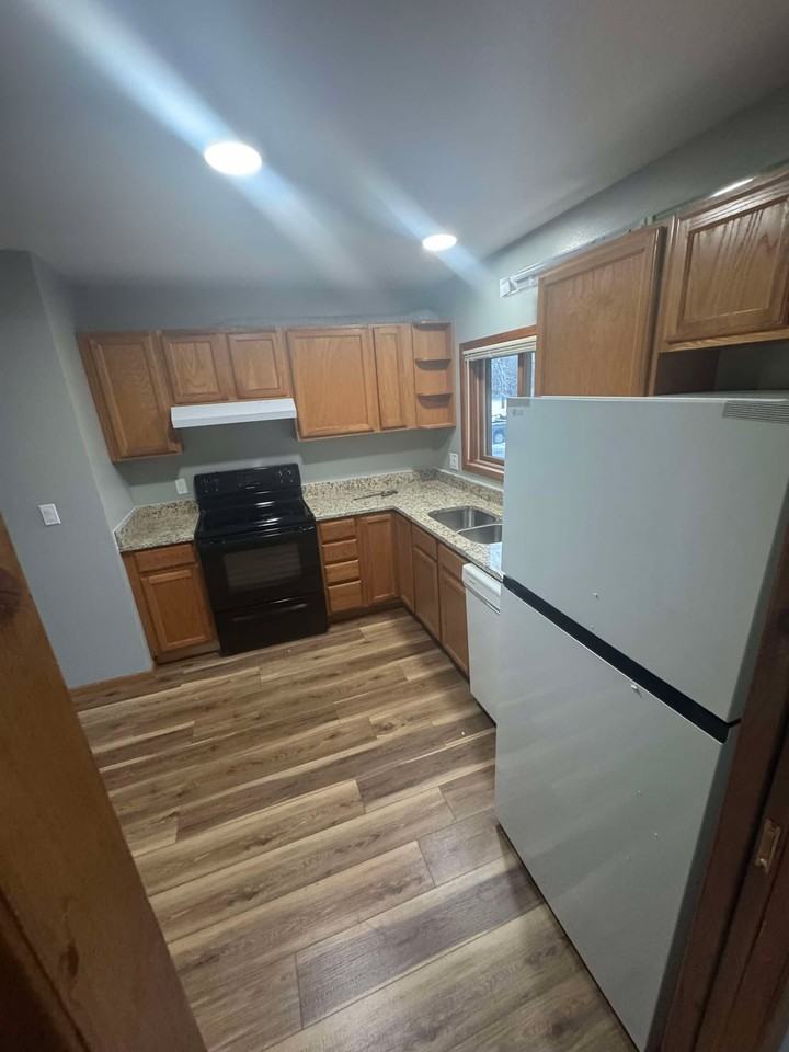 821 Island Ct - Photo 2 of 9