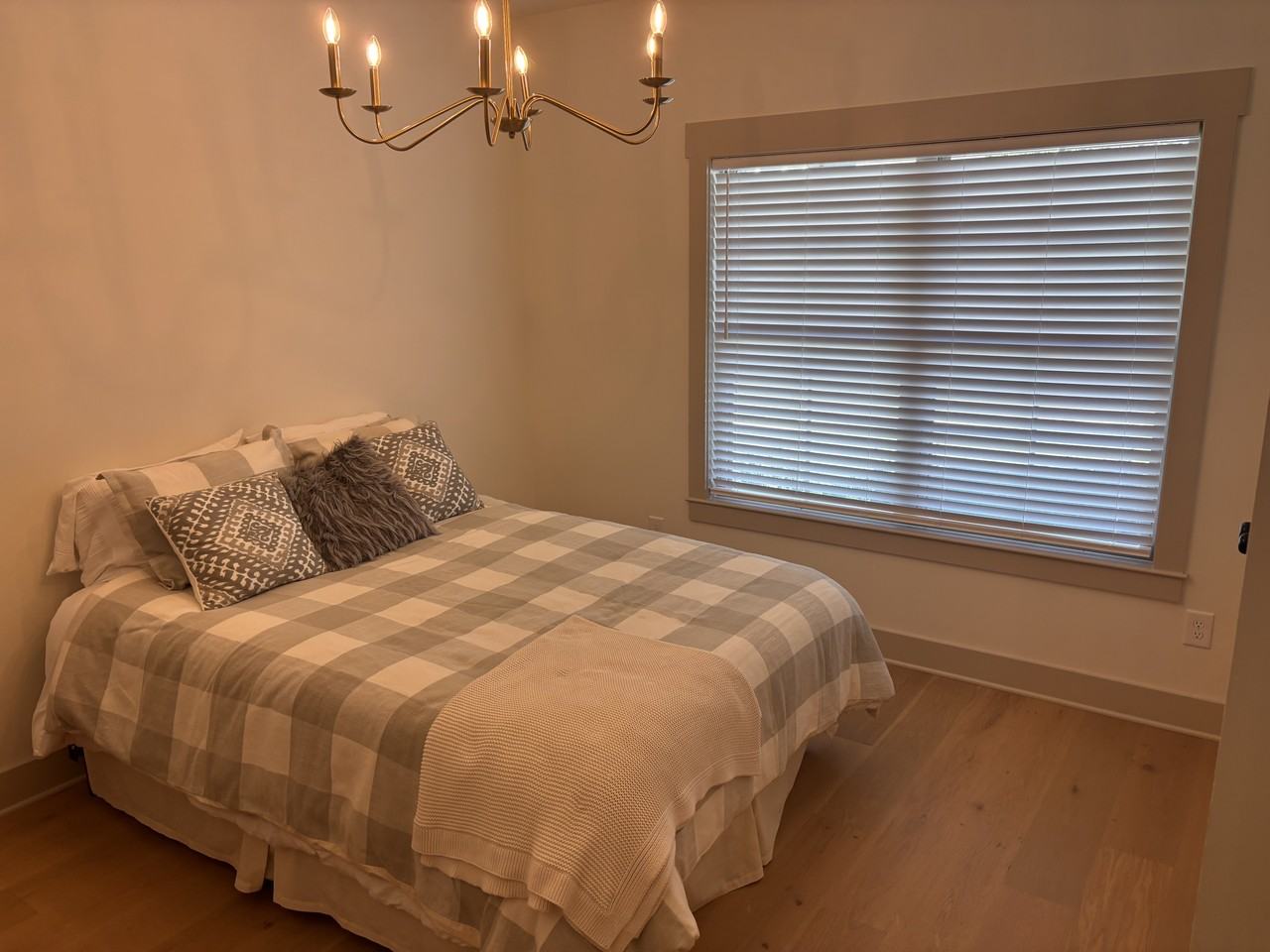 8318 Glenshire Ln - Photo 4 of 10