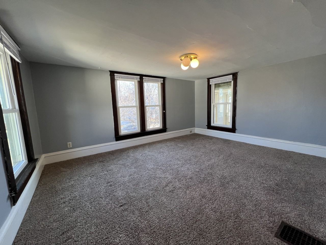 310 Superior St #310UPPER - Photo 4 of 11