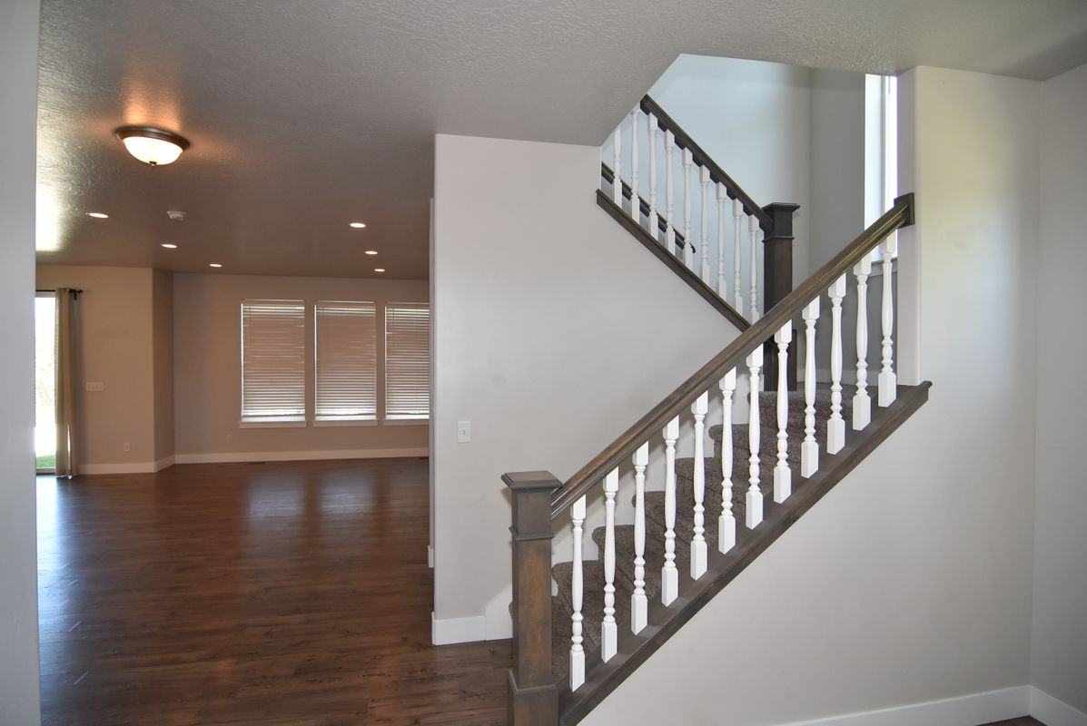 956 W Academy Dr - Photo 4 of 36