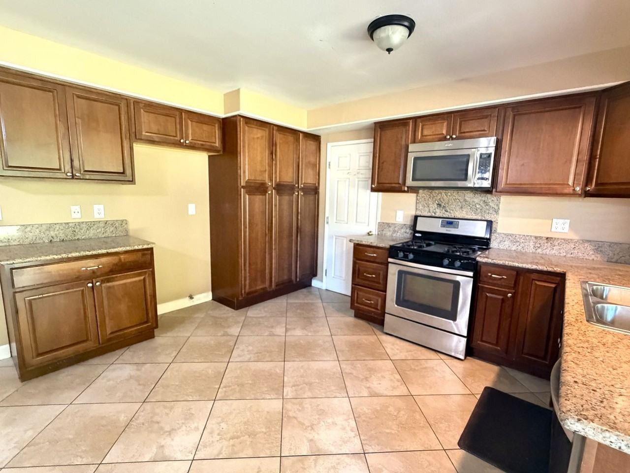 488 N Richard St - Photo 6 of 17