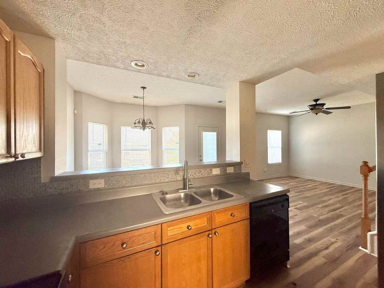 1515 Bridgecrest Dr - Photo 7 of 25