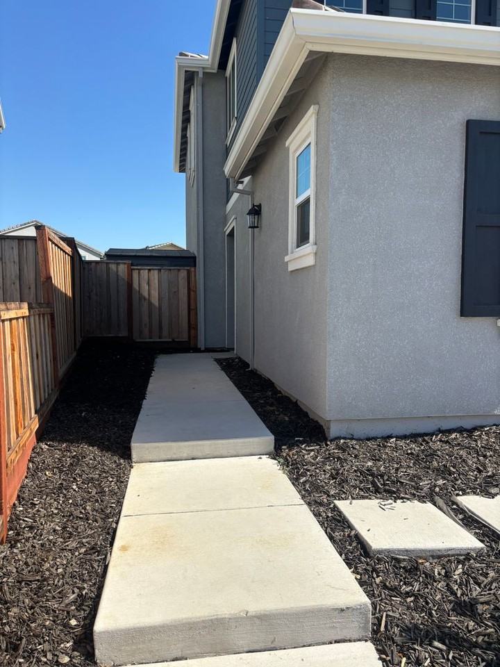 3160 Center Dr - Photo 4 of 42