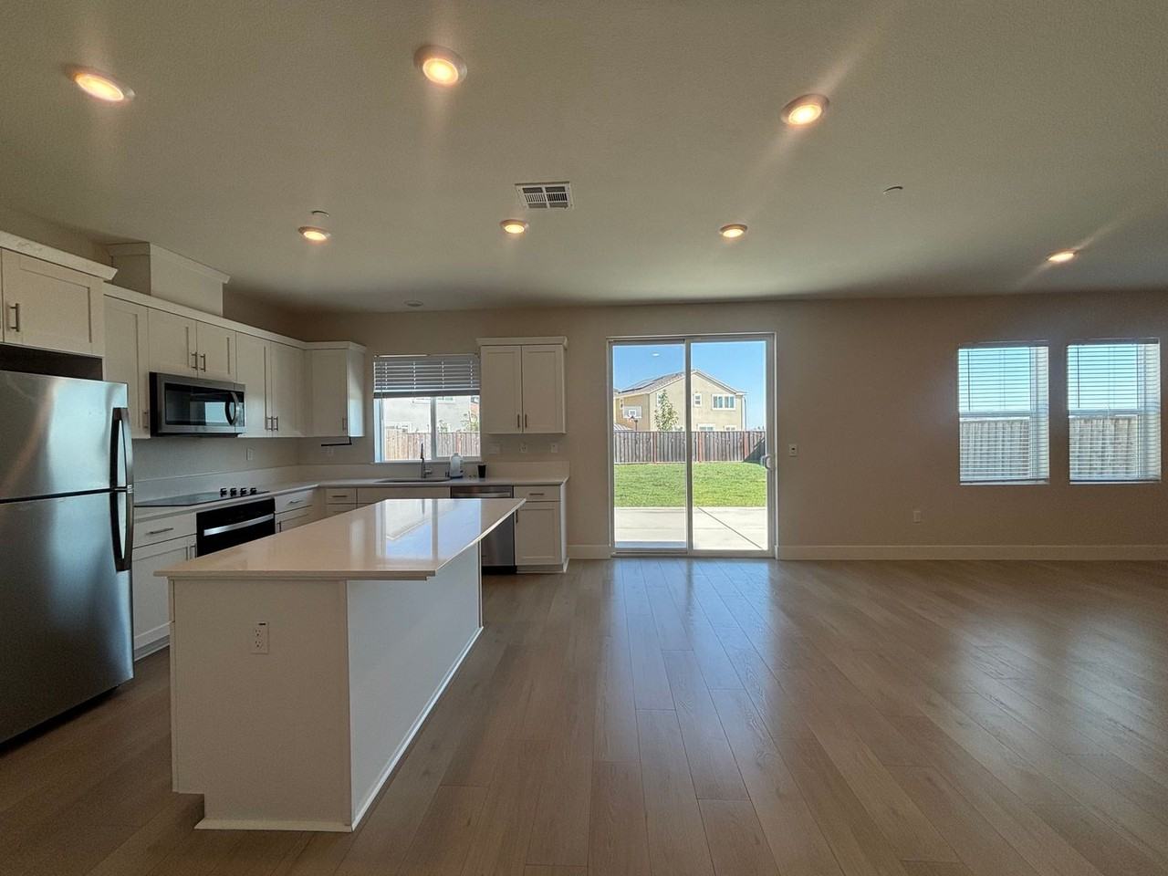3160 Center Dr - Photo 6 of 42