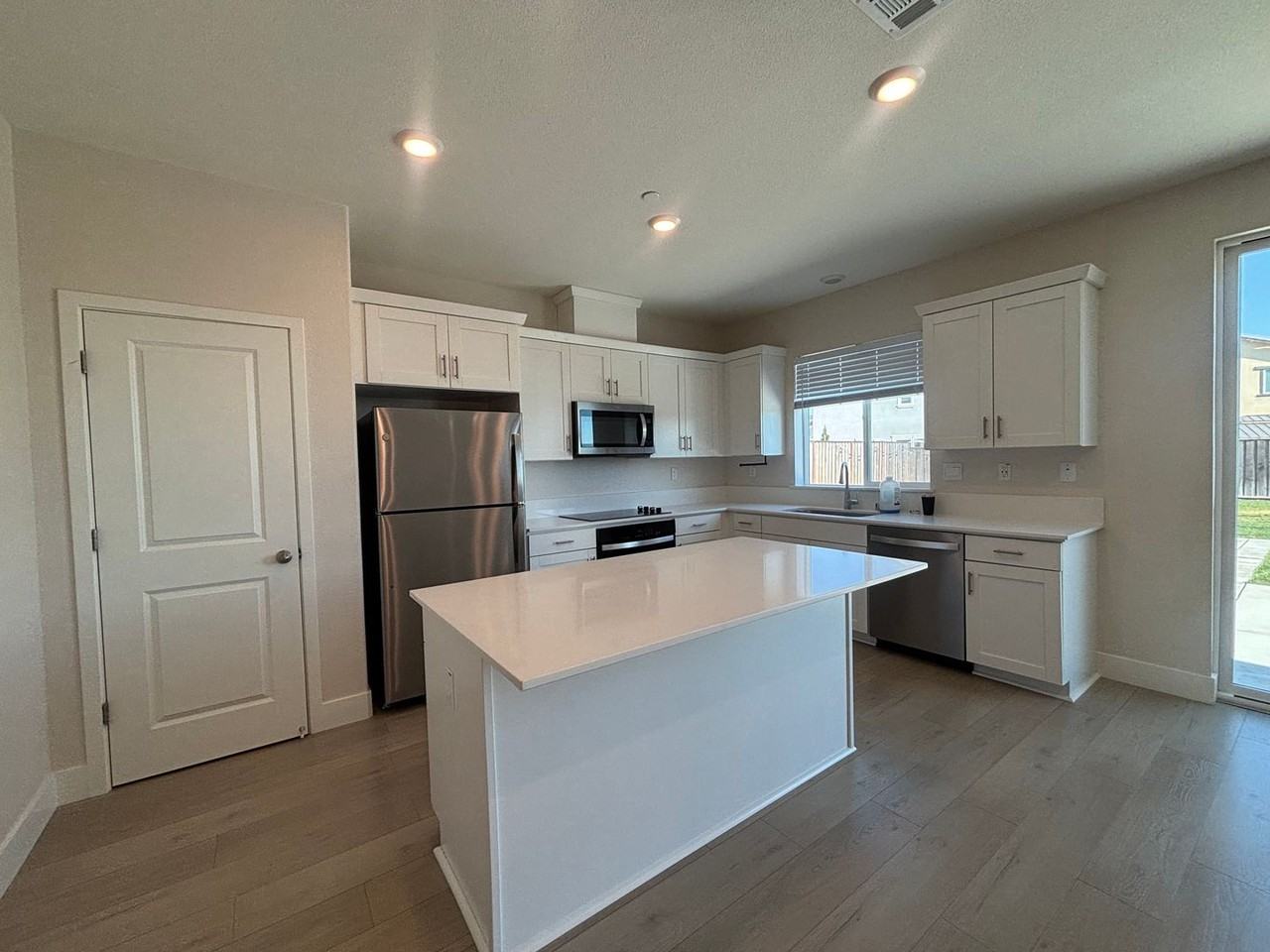 3160 Center Dr - Photo 7 of 42