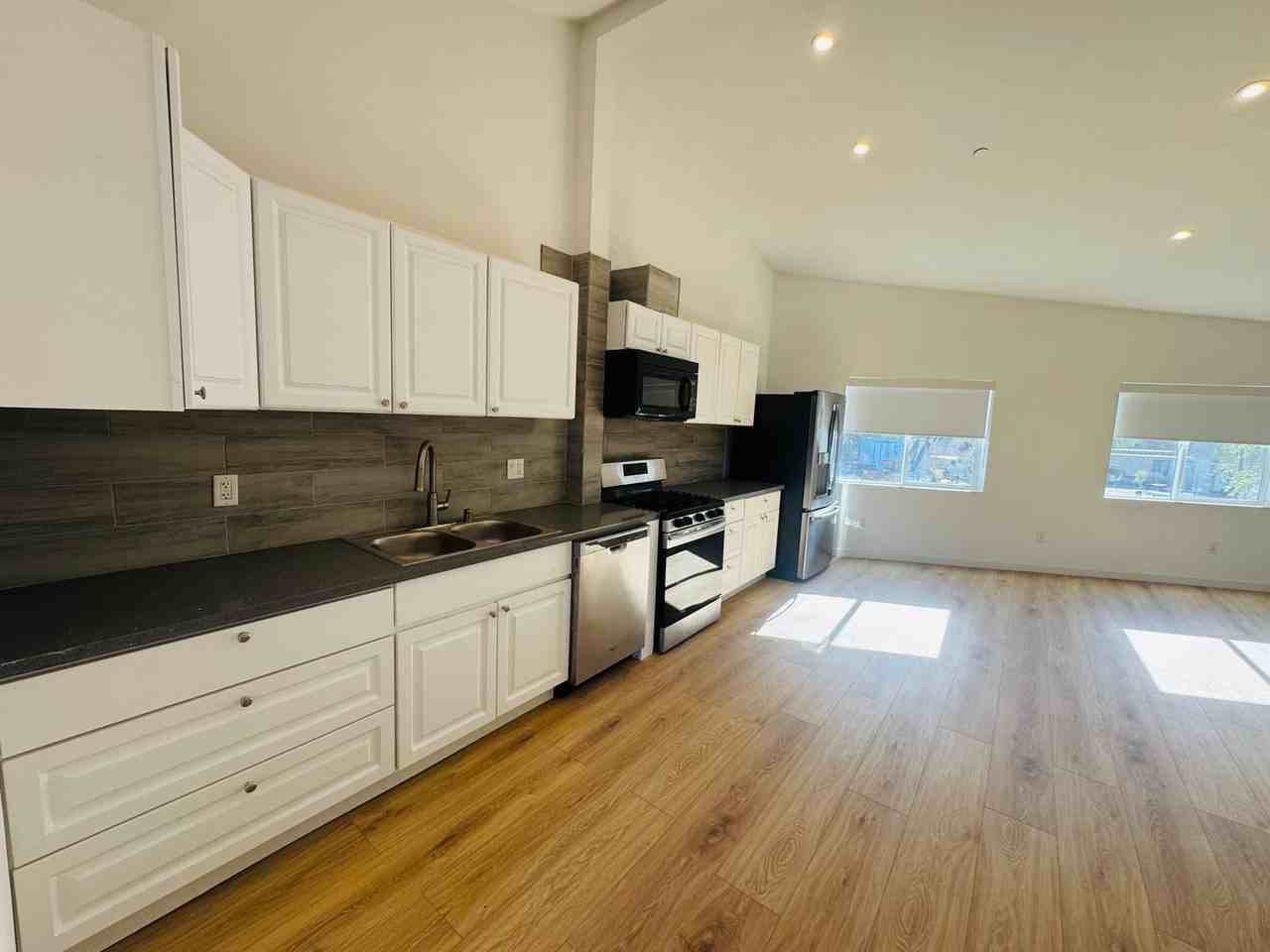 4530 Arch St - Photo 4 of 14