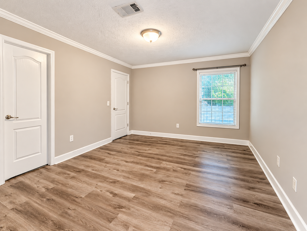 65 Lasalle St - Photo 4 of 12