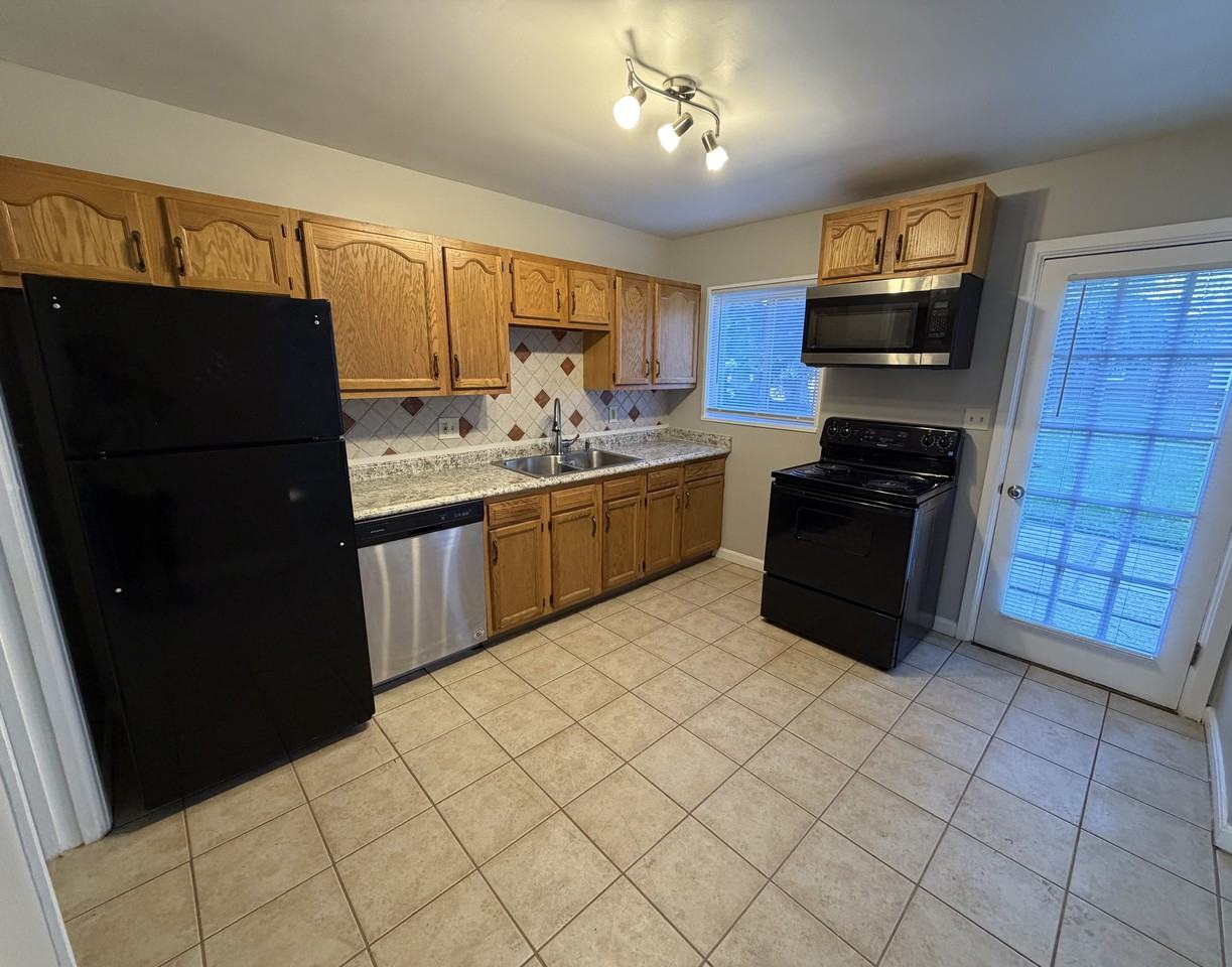 560 Walnut Dr - Photo 4 of 21