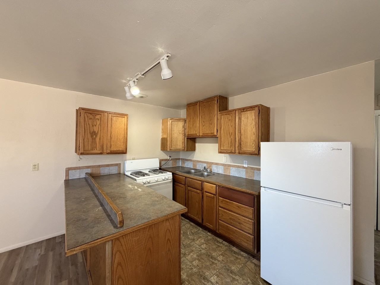 1100-1104 Palomas Dr Se - Photo 2 of 16
