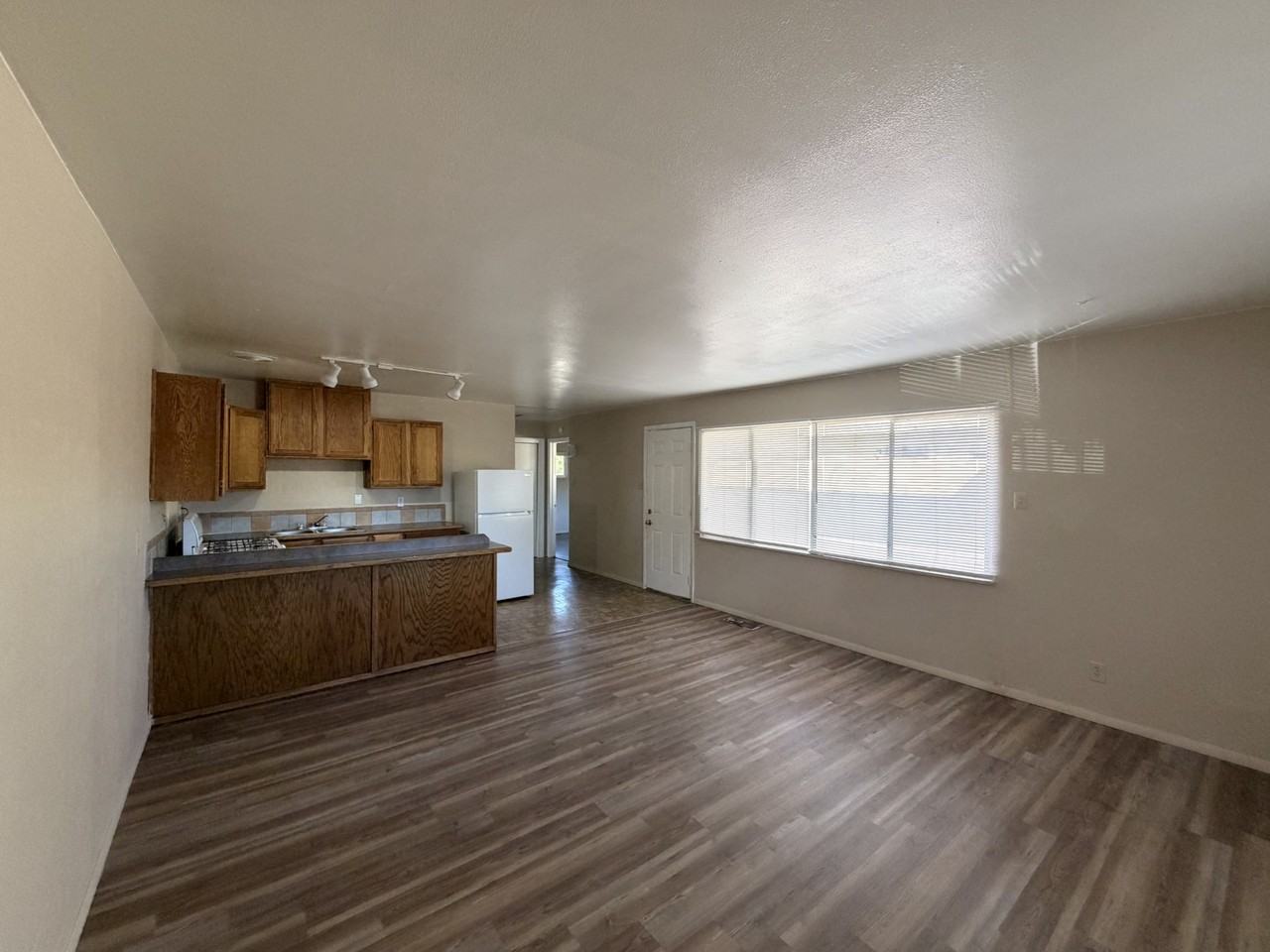 1100-1104 Palomas Dr Se - Photo 4 of 16