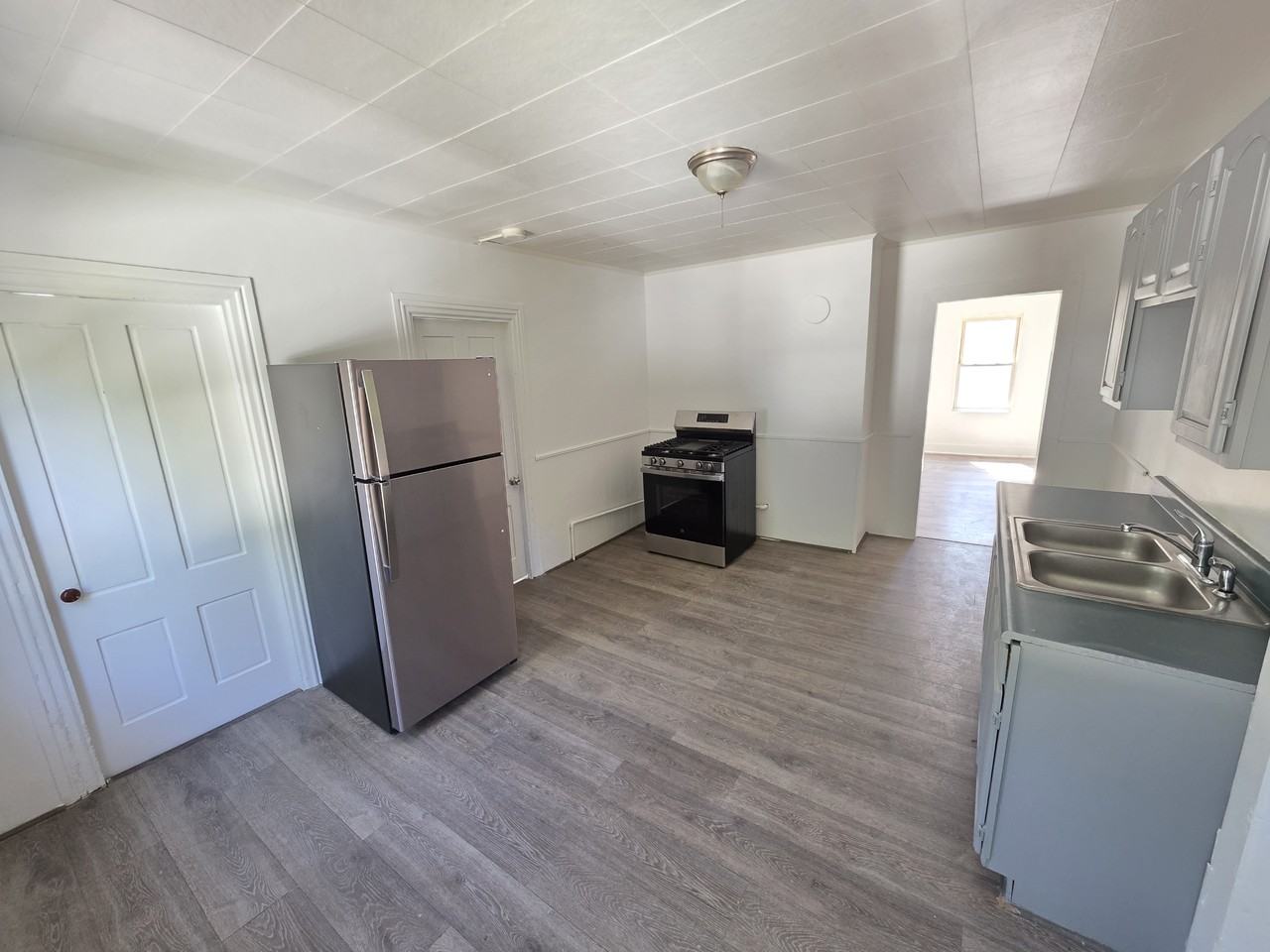 133 Church St - Photo 4 of 9