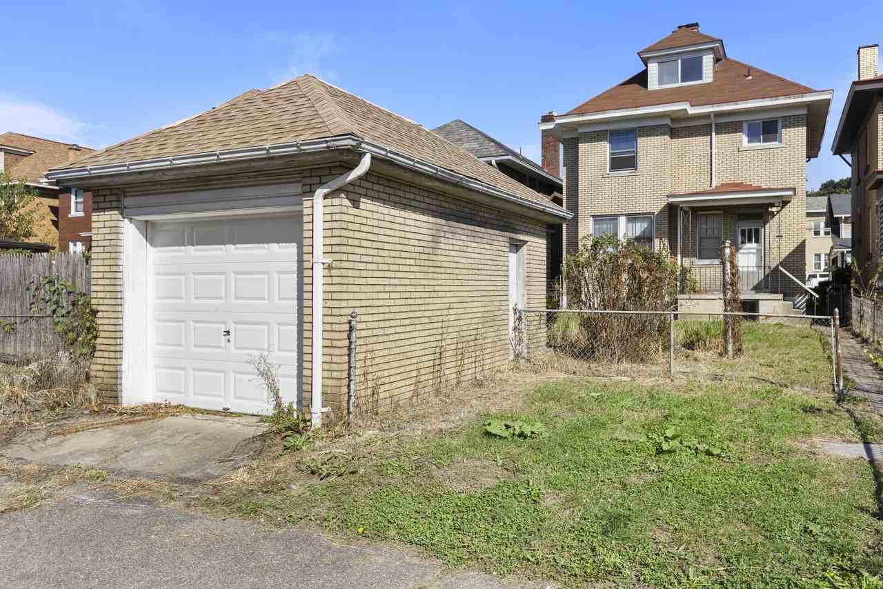 1011 2nd St - Photo 3 of 26