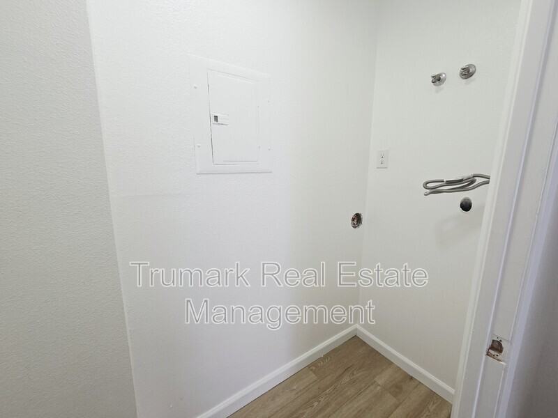 1122 E Elk Ave #114 - Photo 3 of 12