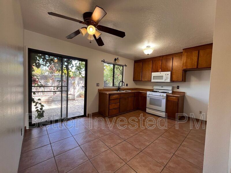 427 North St #B - Photo 2 of 34