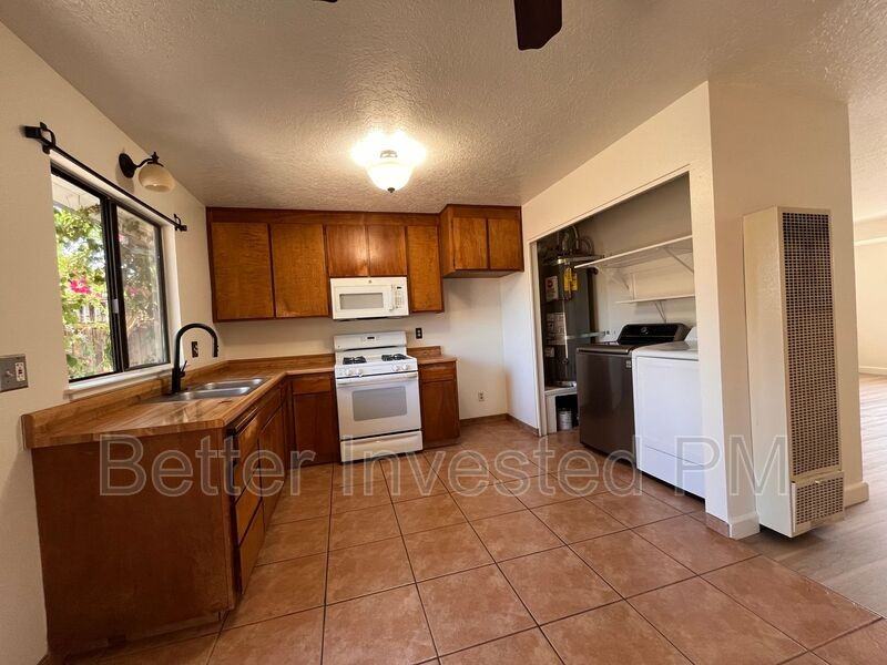 427 North St #B - Photo 3 of 34