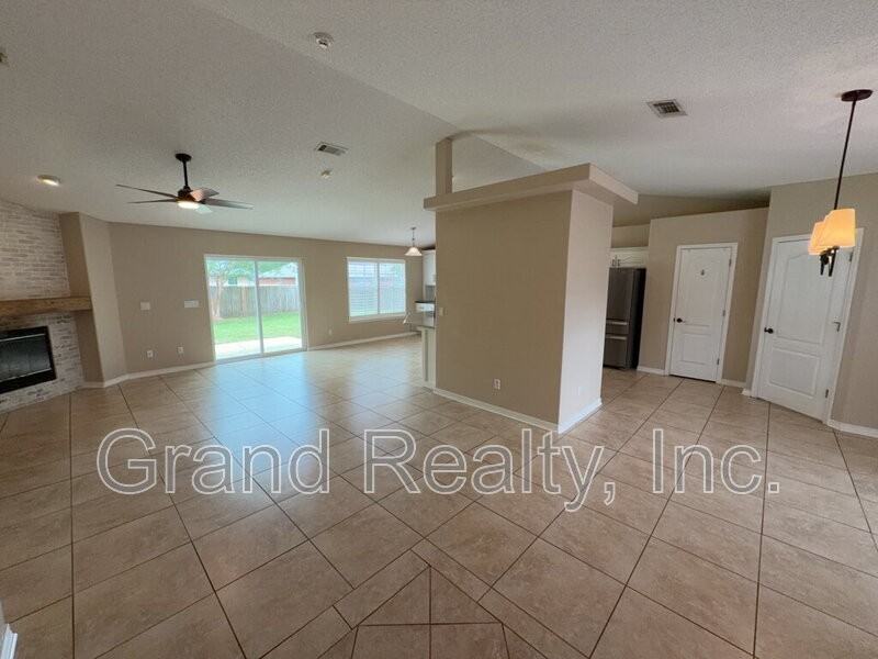 3950 Harbors Port St - Photo 4 of 23