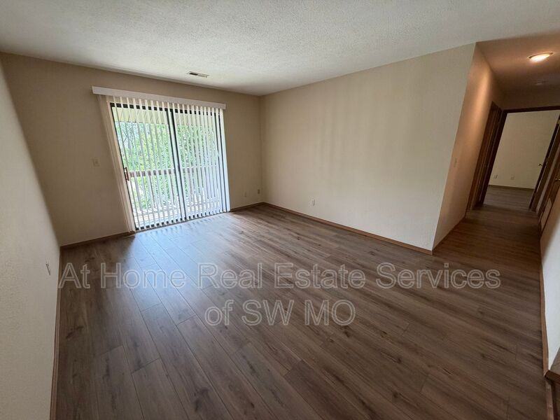 706 E Bain St - Photo 2 of 9