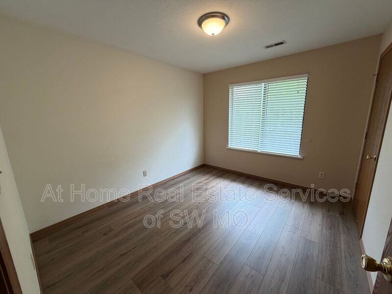 706 E Bain St - Photo 3 of 9