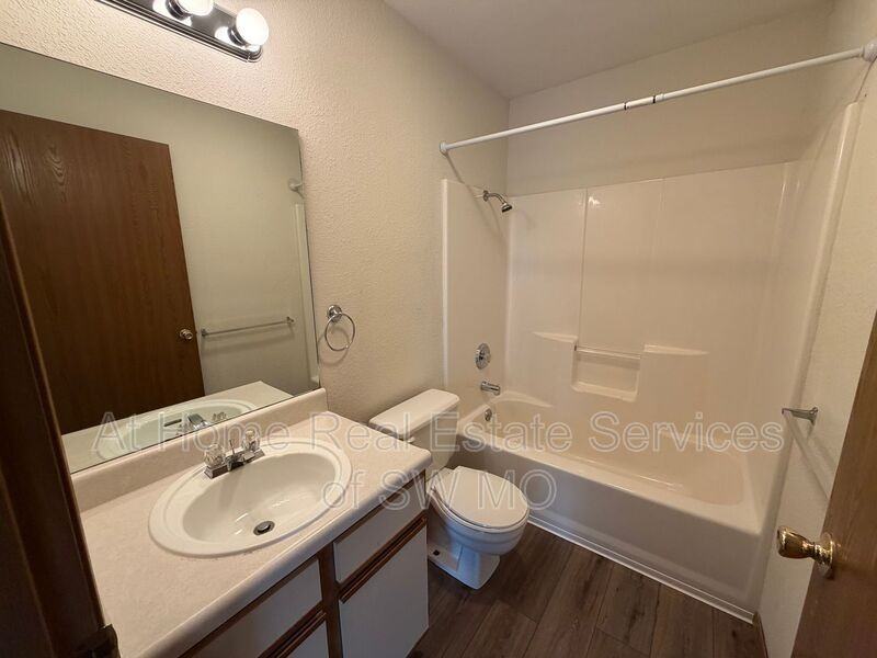 706 E Bain St - Photo 4 of 9
