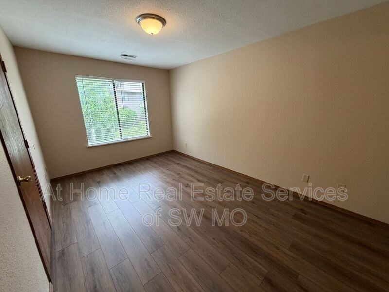 706 E Bain St - Photo 5 of 9