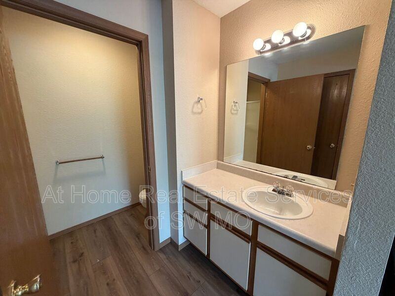 706 E Bain St - Photo 6 of 9