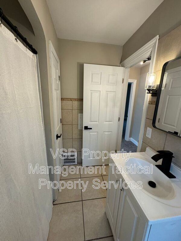 785 East Blvd - Photo 2 of 13