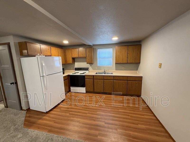 211 N Fairfax Ave - Photo 4 of 13