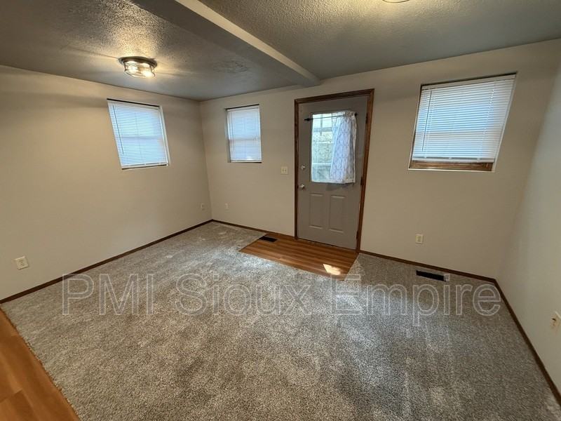 211 N Fairfax Ave - Photo 5 of 13