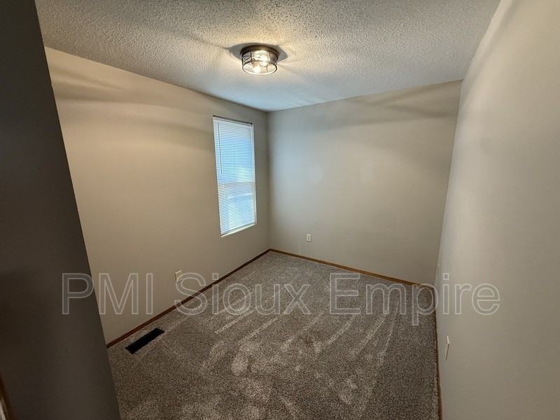 211 N Fairfax Ave - Photo 6 of 13