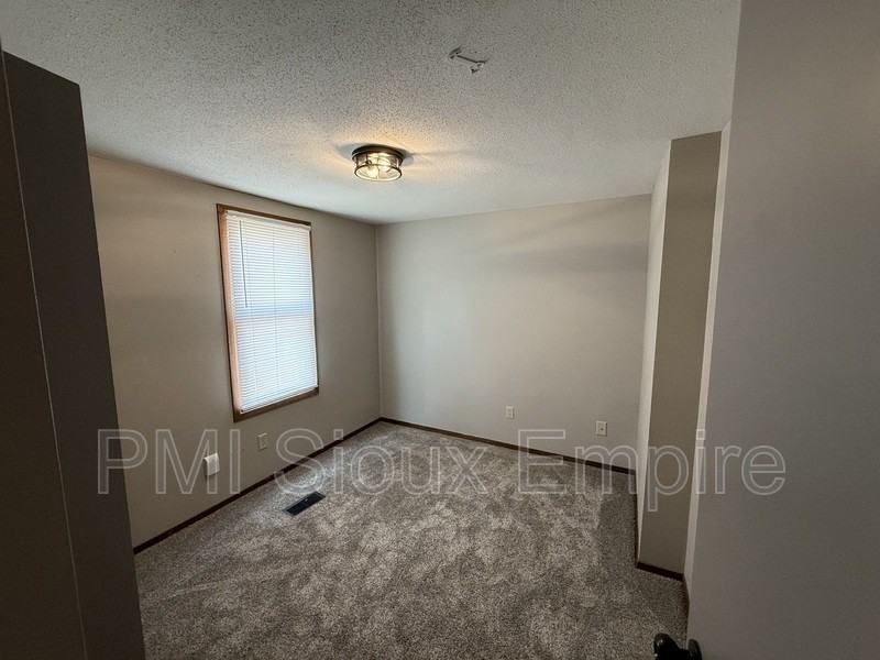 211 N Fairfax Ave - Photo 7 of 13