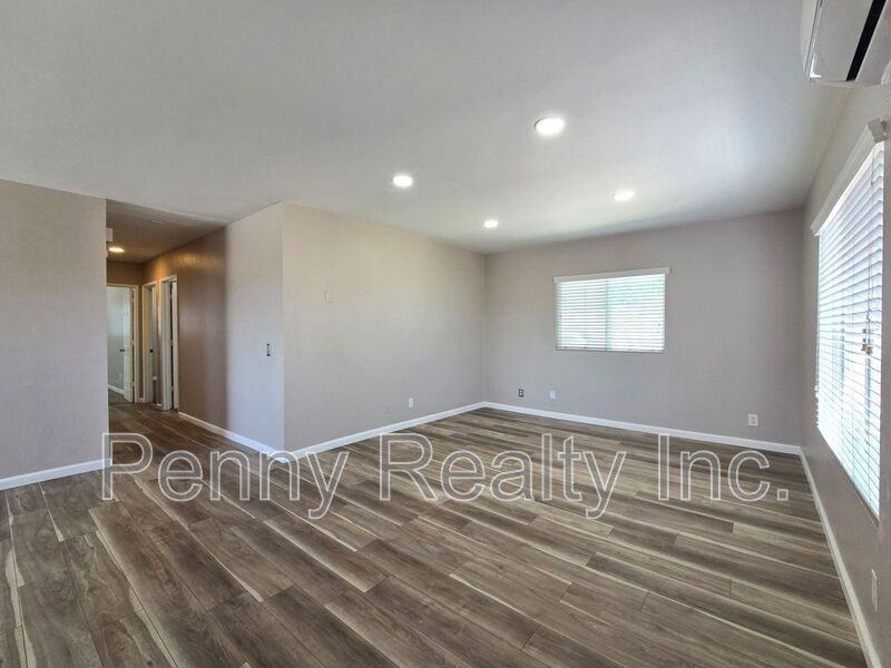 8237 Vernier Dr - Photo 3 of 33