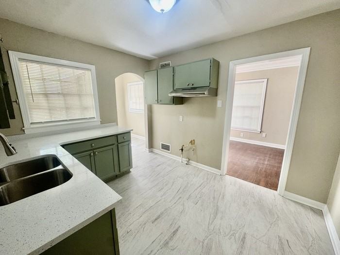 902 Brower St - Photo 5 of 15