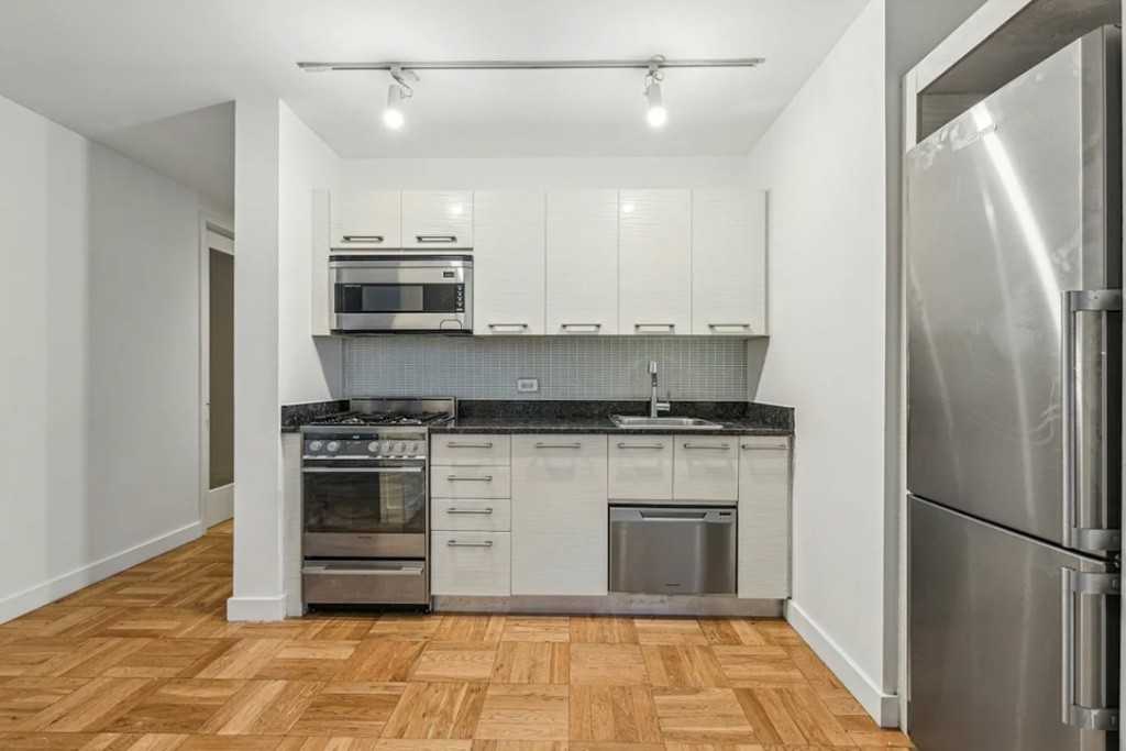 20 Exchange Pl #404 - Photo 2 of 7