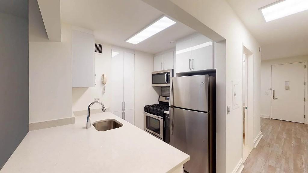 10 Hanover Sq #16N - Photo 2 of 5