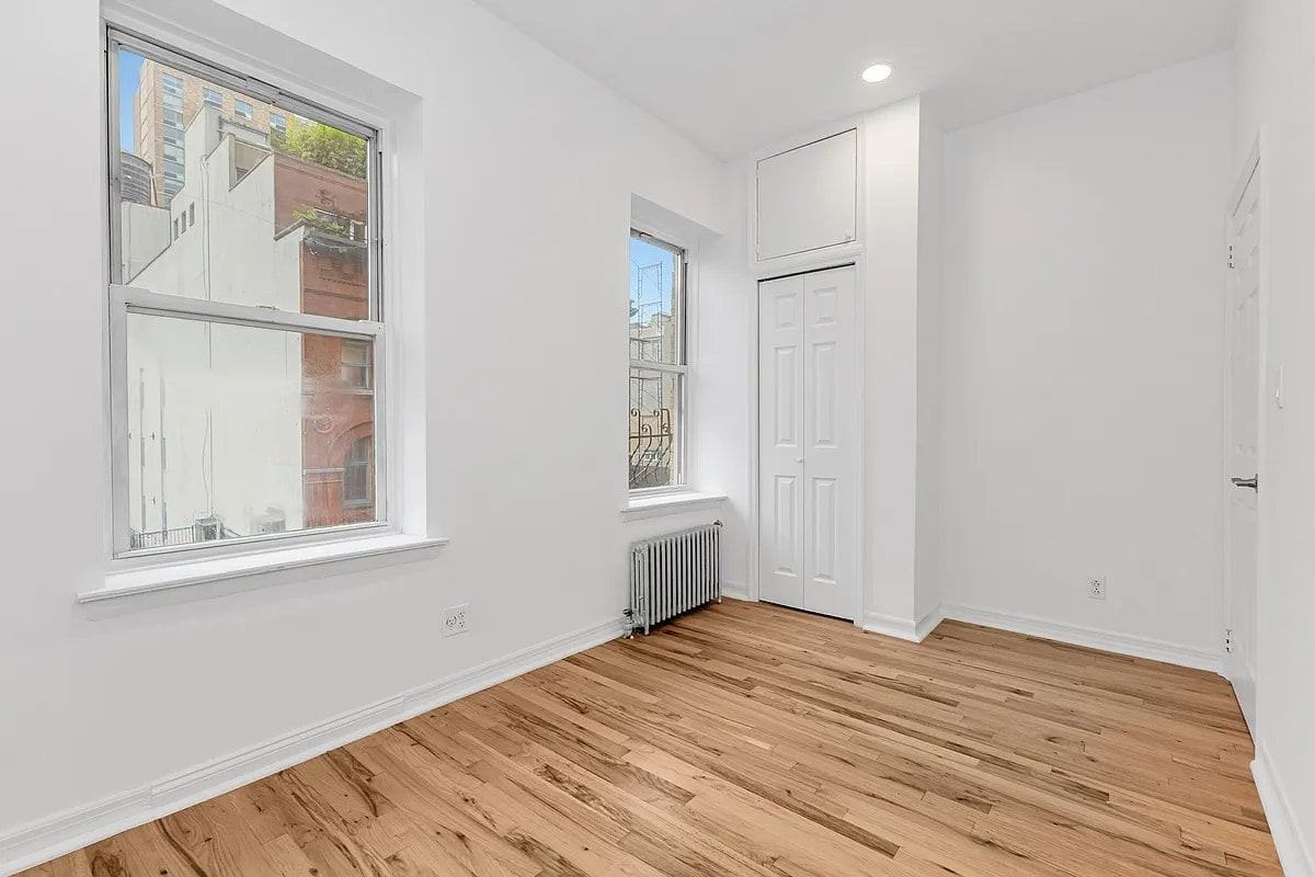 139 E 13th St #6A - Photo 3 of 5