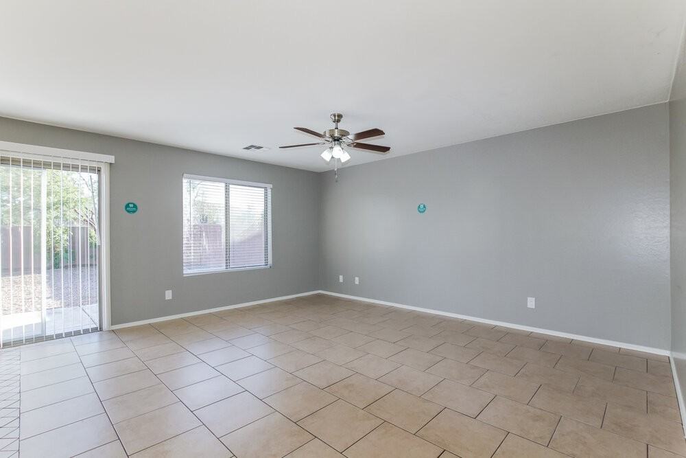 12717 W Mandalay Ln - Photo 4 of 17
