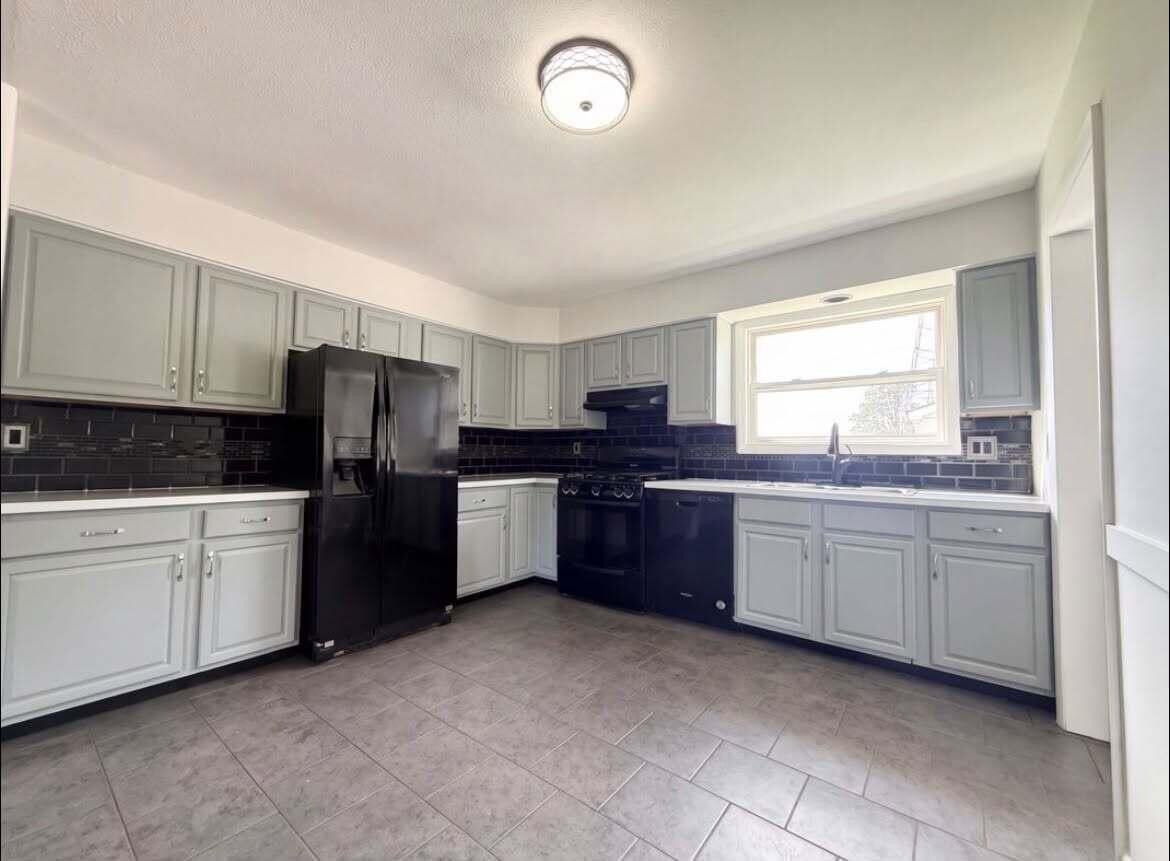 10820 Jackson St - Photo 2 of 8