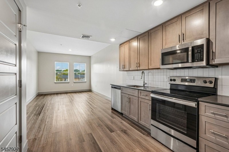548 Franklin Ave #207 - Photo 4 of 36