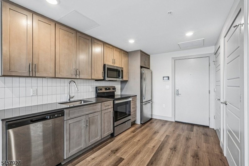 548 Franklin Ave #207 - Photo 5 of 36